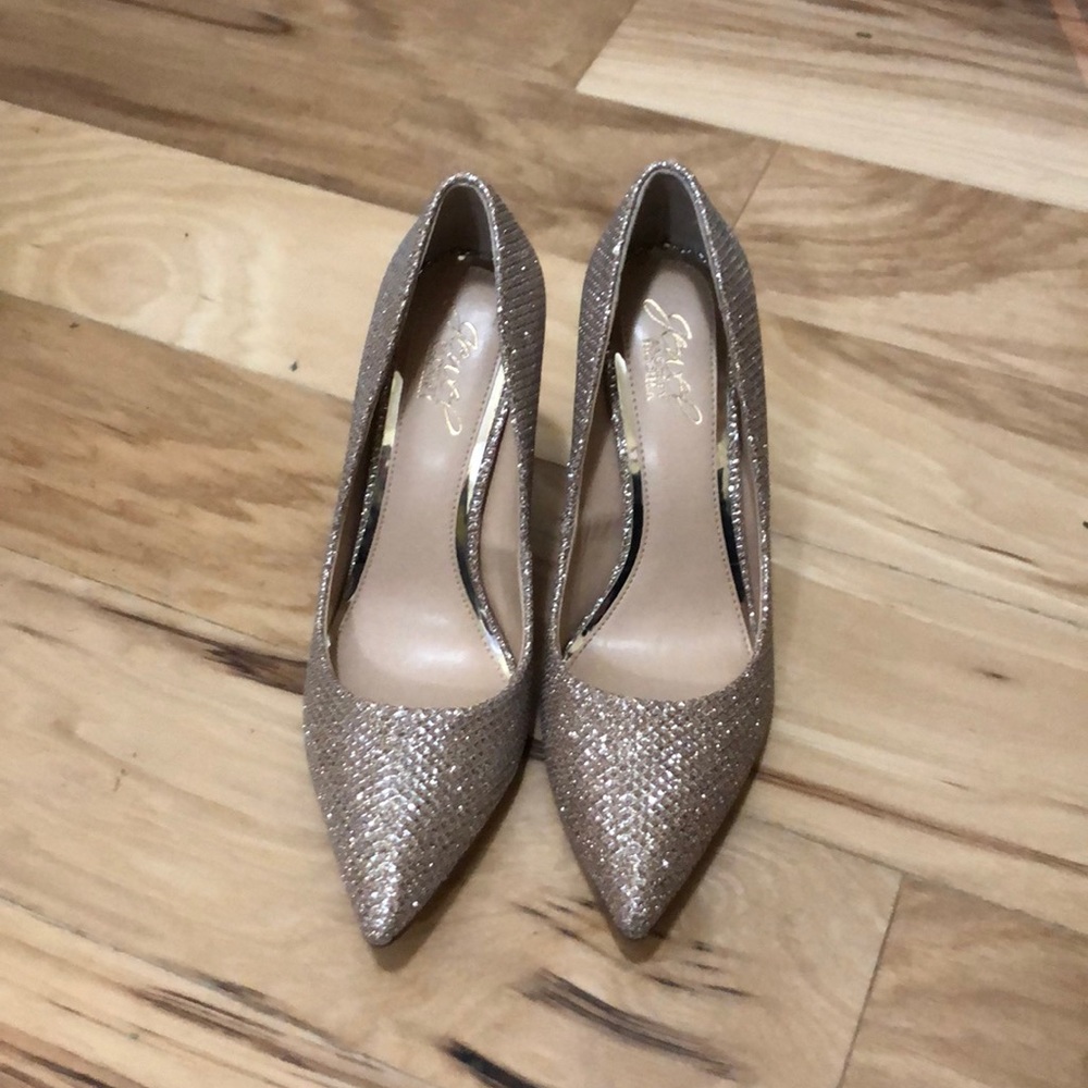 Never worn brand new jewel badgley mischka nude champagne gold sparkly pumps